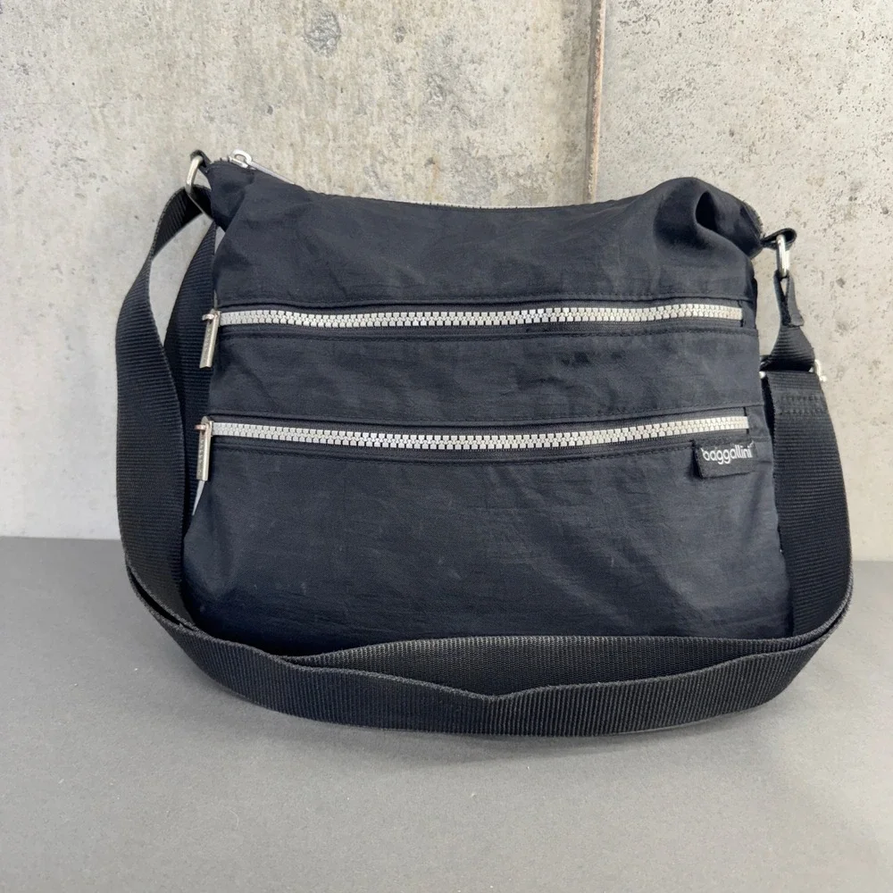 Baggallini Black Nylon Crossbody Bag Silver Zipper Multi Pocket Travel Messenger
